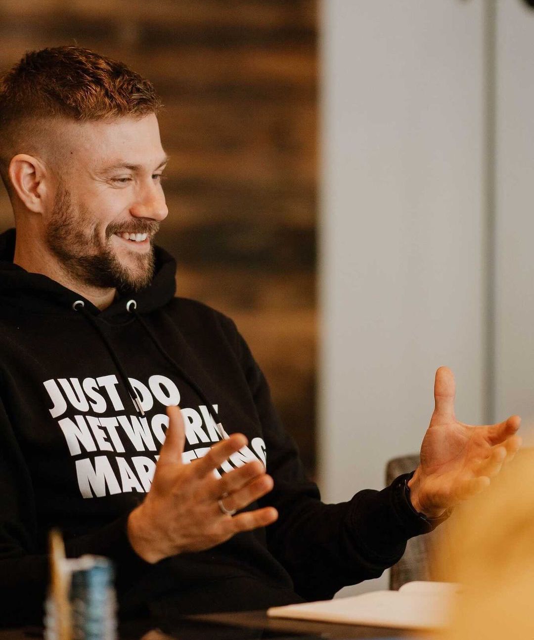 JUST DO NETWORK MARKETING. Hoodie in schwarz